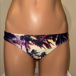 NWT Roxy bikini bottom size S tropical print